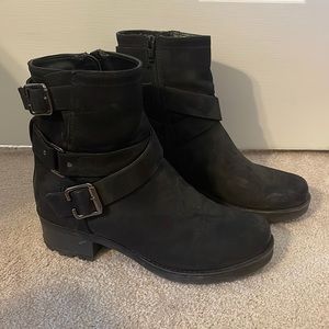 🟩 Black Buckle Bootie